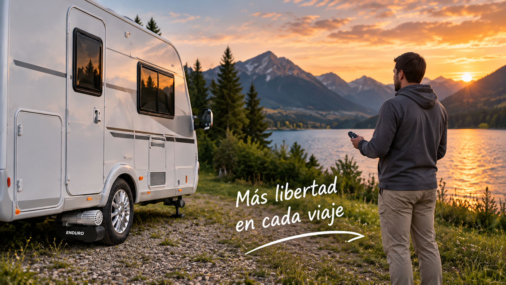 Persona maniobrando una caravana con mover y mando a distancia en un camping