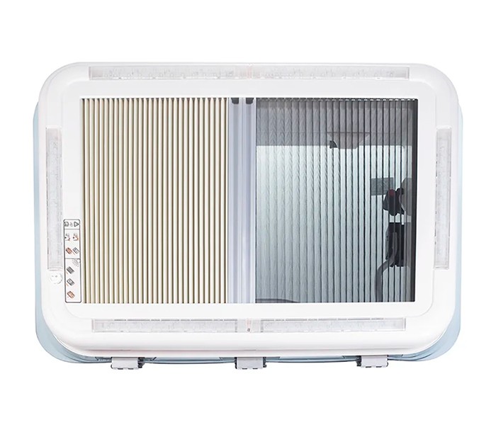 Claraboya panorámica 700×500 para camper y autocaravana: tapa gris, LED regulable y cierre estanco. Compra hoy en Muchocamping y recíbela en casa. 1