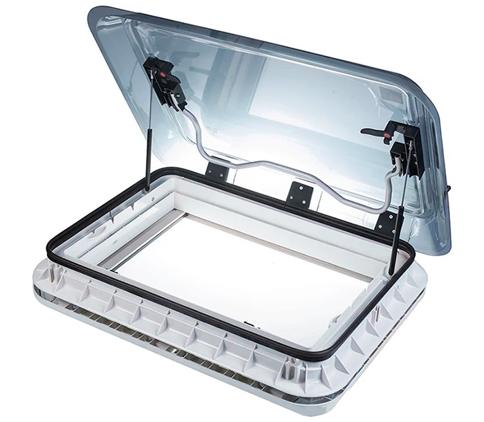 Claraboya panorámica 700×500 para camper y autocaravana: tapa gris, LED regulable y cierre estanco. Compra hoy en Muchocamping y recíbela en casa.